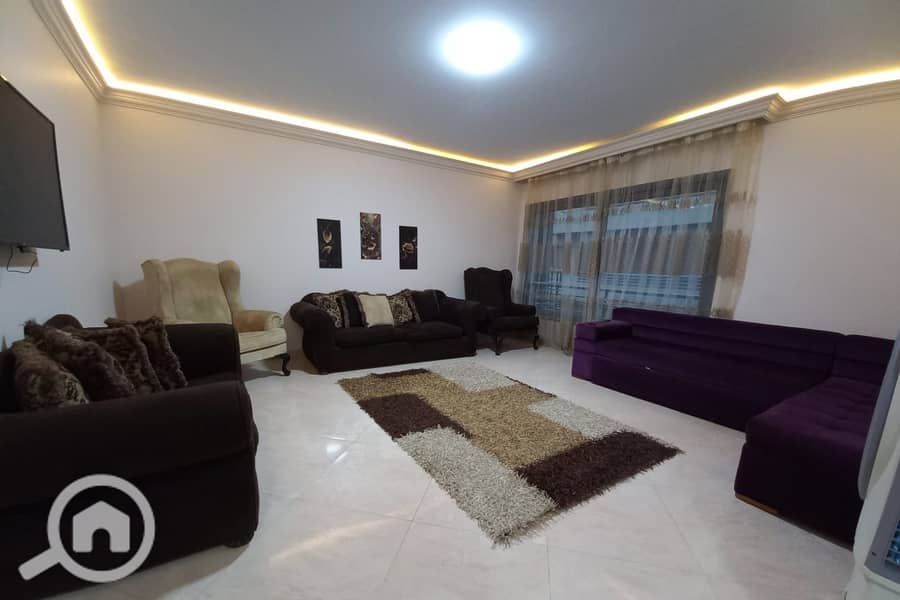 Luxury apartment for rent – directly from the owner inside the Ashgar Darna compound – Zahra El Maadi. If you are looking for upscale housing and privacy in a distinguished location, this is an opportunity not to be missed. Fully furnished with luxurious furniture from Hub Furniture and In & Out, ultra-super-lux finishing. - Widok 2