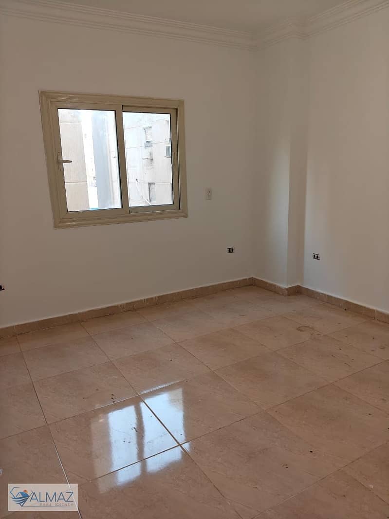 A distinctive, unfurnished apartment for rent, suitable for both administrative and residential use, in the Fifth Settlement, South Lotus area. - Aanzicht 3
