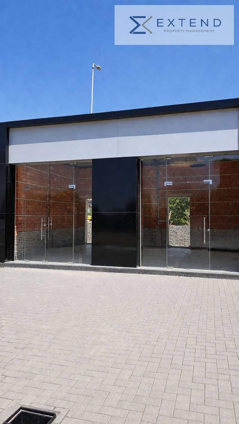 Clothing store for rent in October Gardens at competitive prices, with a distinctive facade in a residential area. - Aanzicht 4
