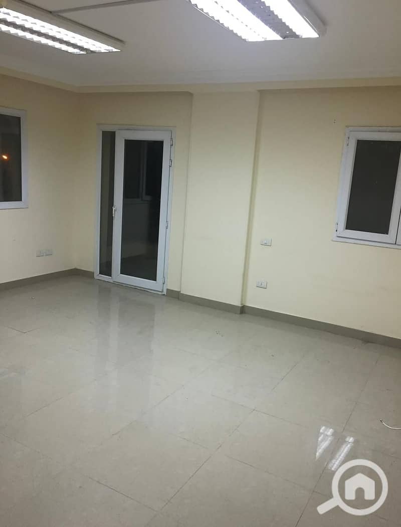 Apartment for sale in Darana Towers, Zahraa El Maadi, with a front view. Area: 200 sq mConsists of 3 bedrooms, 3 bathrooms, reception, and kitchen. 2nd - Vista 3