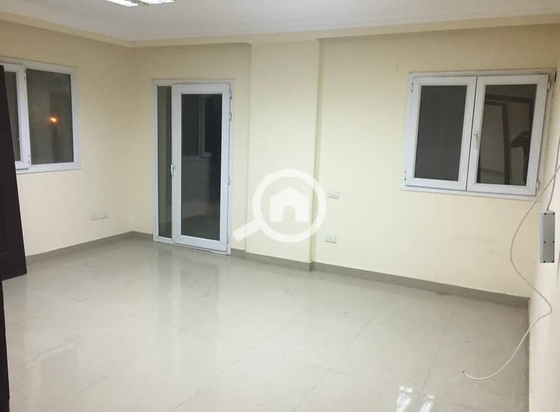 Apartment for sale in Darana Towers, Zahraa El Maadi, with a front view. Area: 200 sq mConsists of 3 bedrooms, 3 bathrooms, reception, and kitchen. 2nd - Vista 4