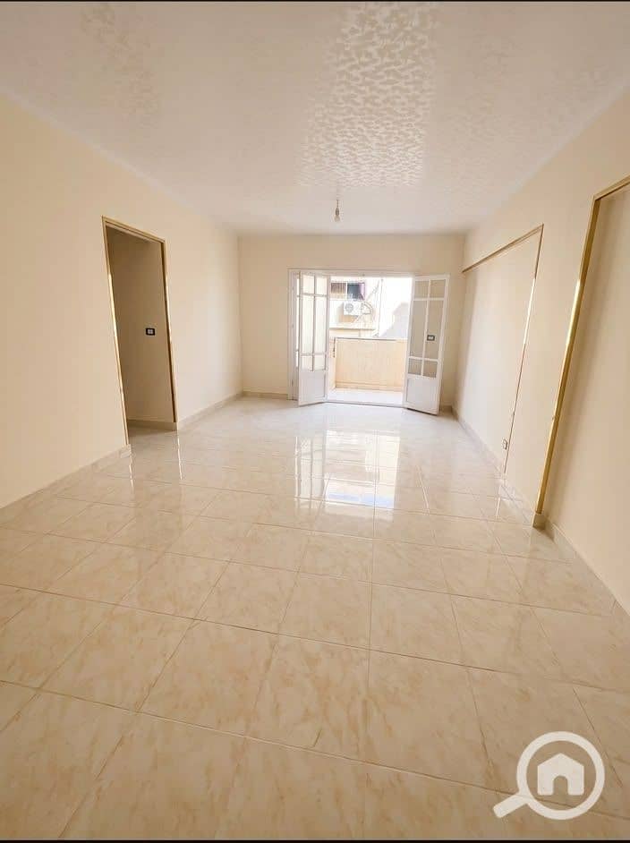 Apartment for rent, half-furnished, in Tajane 1 Compound, Zahra Al-Maadi, with frontal view and a northern view of the lake. Rent includes garage + bedroom + 3 beds + full kitchen + 2 air conditioners. - Widok 3
