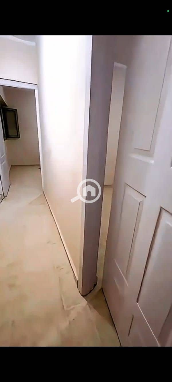 Apartment for rent, half-furnished, in Tajane 1 Compound, Zahra Al-Maadi, with frontal view and a northern view of the lake. Rent includes garage + bedroom + 3 beds + full kitchen + 2 air conditioners. - Widok 4