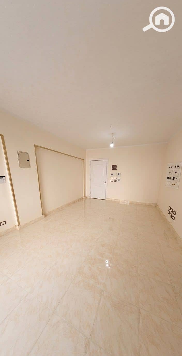 Apartment for rent, half-furnished, in Tajane 1 Compound, Zahra Al-Maadi, with frontal view and a northern view of the lake. Rent includes garage + bedroom + 3 beds + full kitchen + 2 air conditioners. - Widok 5
