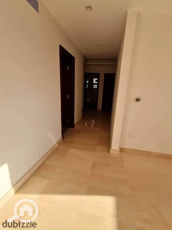 Apartment for rent, half-furnished, in Tajane 1 Compound, Zahra Al-Maadi, with frontal view and a northern view of the lake. Rent includes garage + bedroom + 3 beds + full kitchen + 2 air conditioners. - Więcej