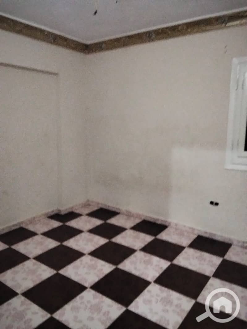 120 m² apartment for annual rent, modern, suitable for families or newlyweds, super lux finishing, all amenities available: water and electricity, 3 bedrooms, two-piece reception, kitchen, bathroom, on the second floor, in Alexandria, Al-Ajgami, Kilometre 21, at the distinguished location of Palm Beach. - Fler