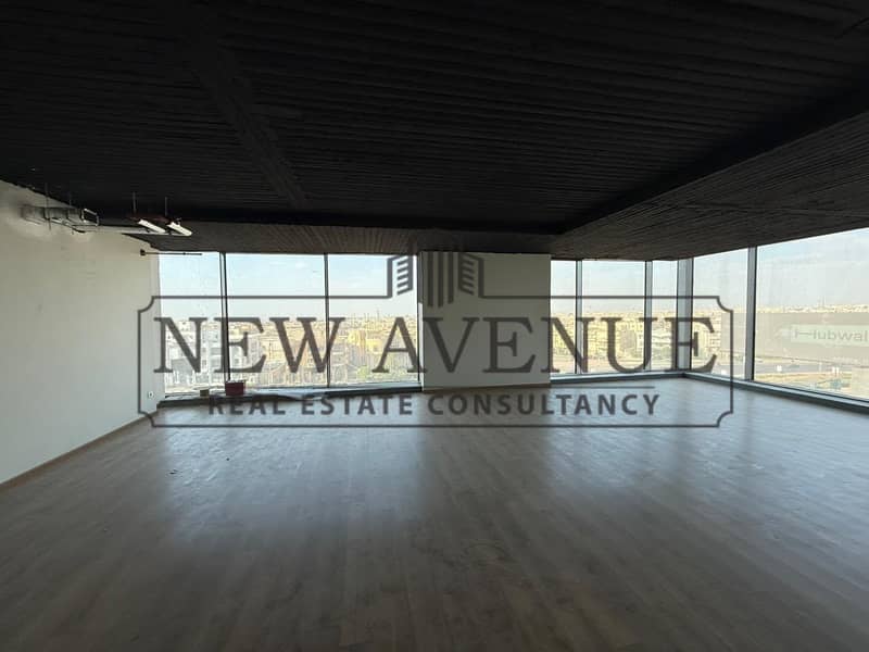 Corner Office Direct On 90 Street at Granoy Panorama View – pohled 4