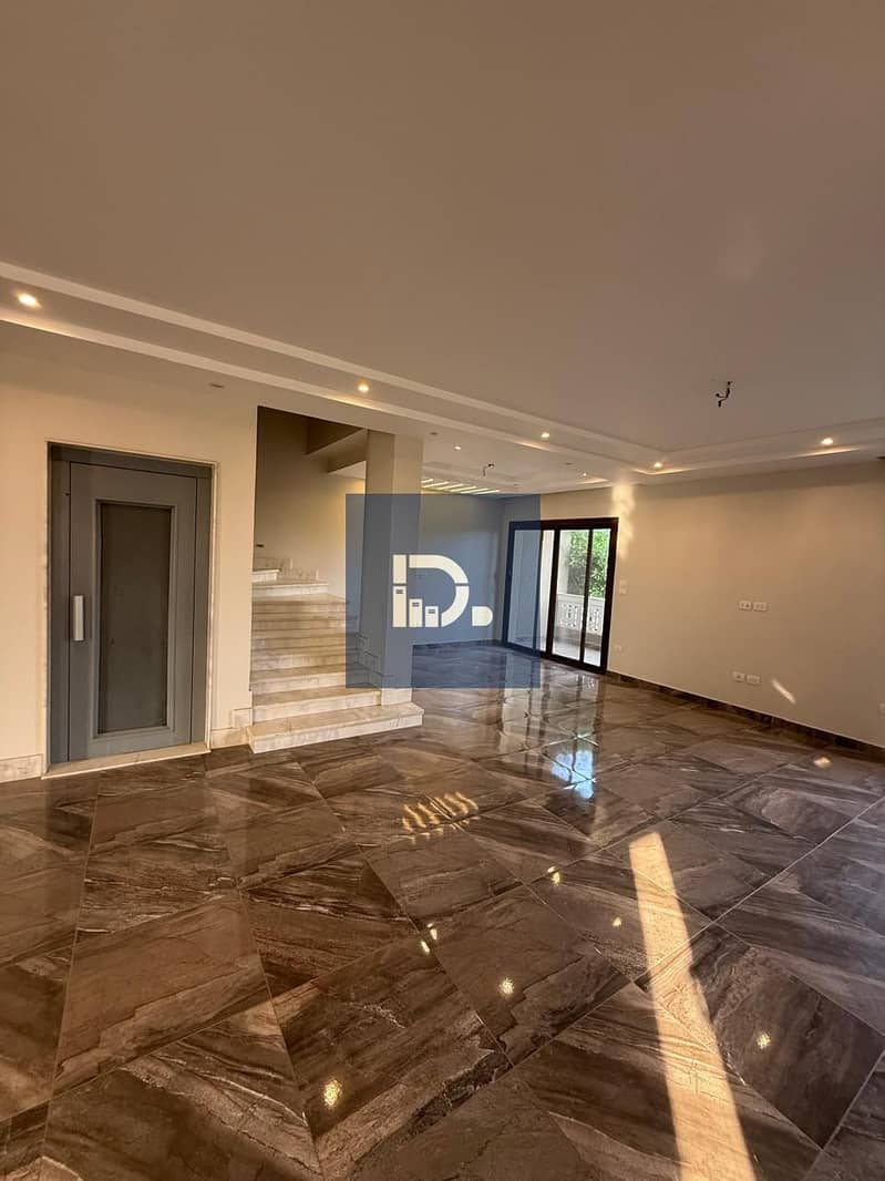 For sale, an ultra super luxurious twin house with an internal elevator for sale in Green 4 Compound in the Eastern Expansions next to Palm Hills. - Mehr