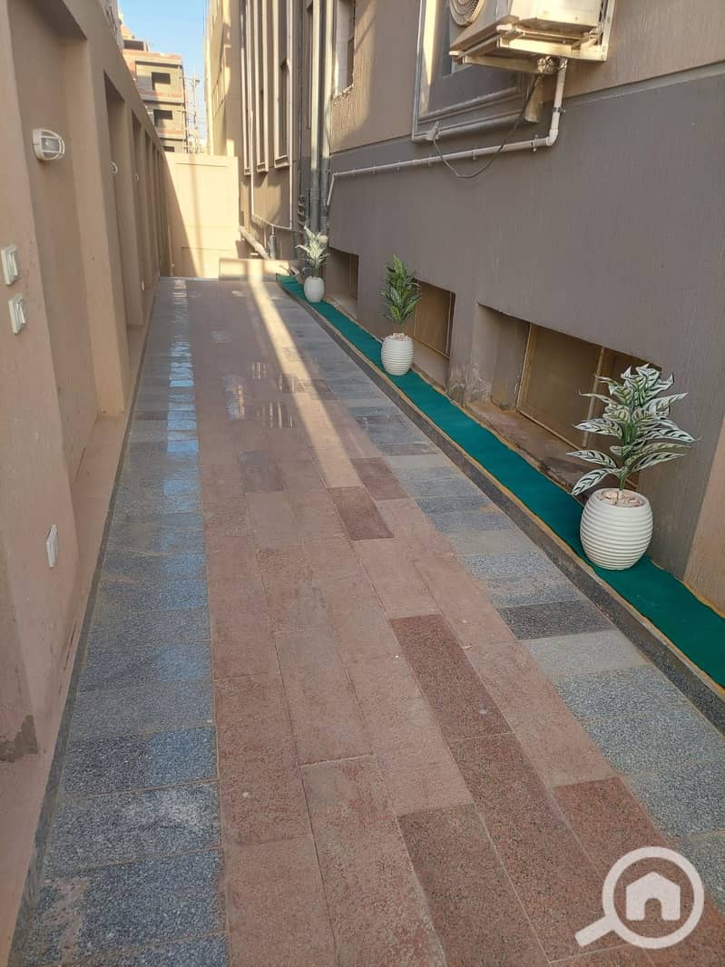 Fully furnished 180m basement apt with private & main entries, 300m private garden with storage, security cameras, and utility meter. – pohled 3