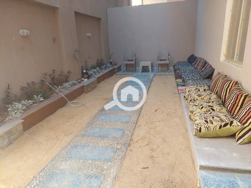 Fully furnished 180m basement apt with private & main entries, 300m private garden with storage, security cameras, and utility meter. – pohled 4