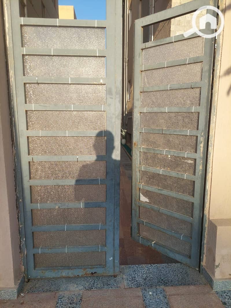 Fully furnished 180m basement apt with private & main entries, 300m private garden with storage, security cameras, and utility meter. – pohled 5