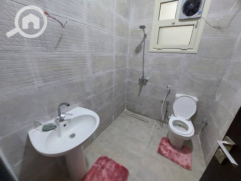 Fully furnished 180m basement apt with private & main entries, 300m private garden with storage, security cameras, and utility meter. – pohled 6