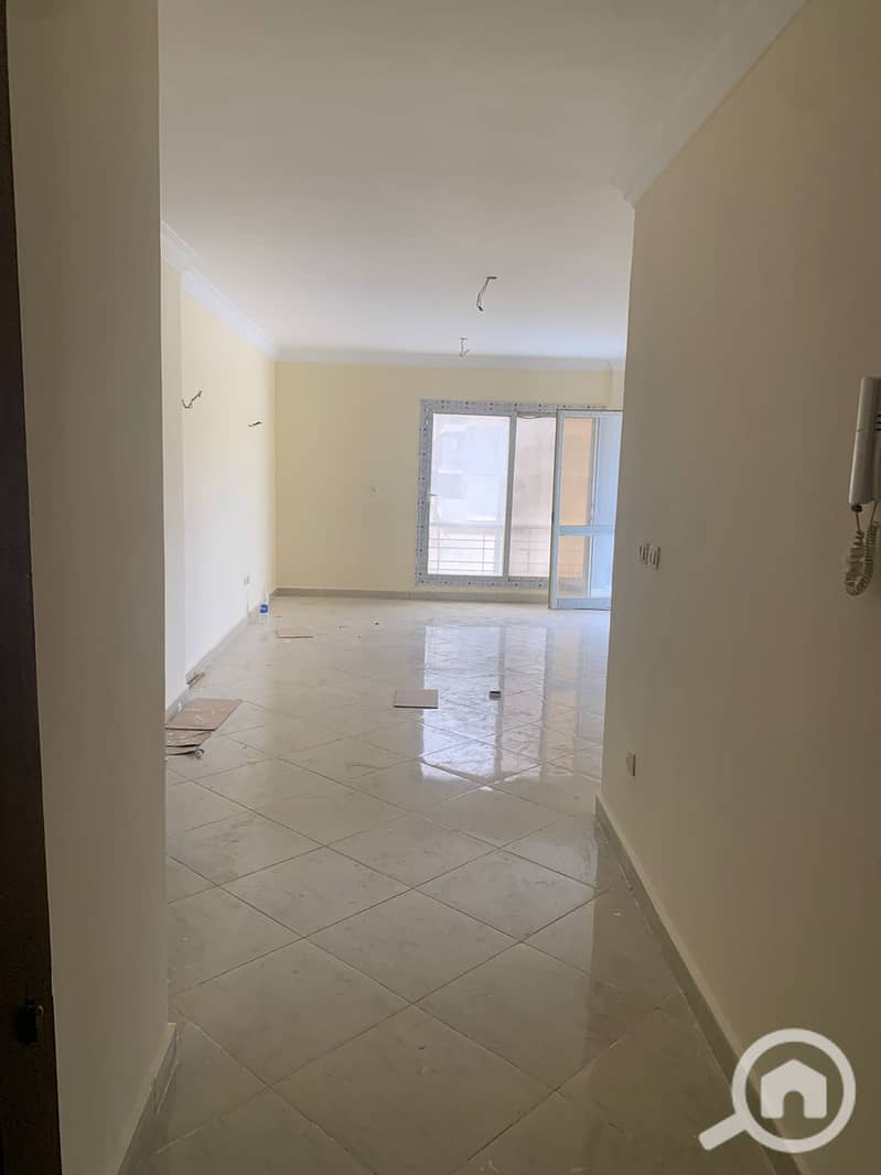 For sale, an apartment in Dar Misr Compound, Al-Qarnfal, New Cairo, close to Al-Rehab, the Eastern Market, the Attorney General's office, and New Cairo Security Directorate. - Vista 2