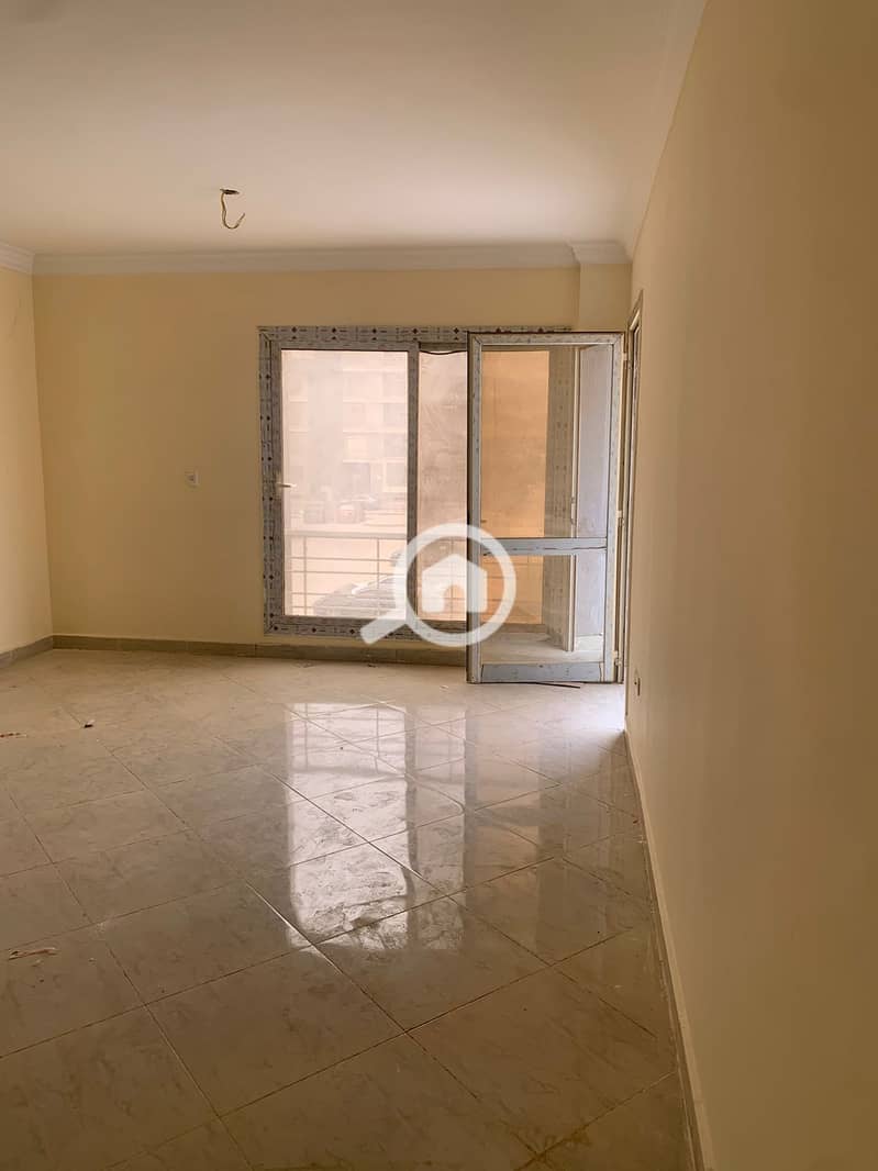 For sale, an apartment in Dar Misr Compound, Al-Qarnfal, New Cairo, close to Al-Rehab, the Eastern Market, the Attorney General's office, and New Cairo Security Directorate. - Vista 3