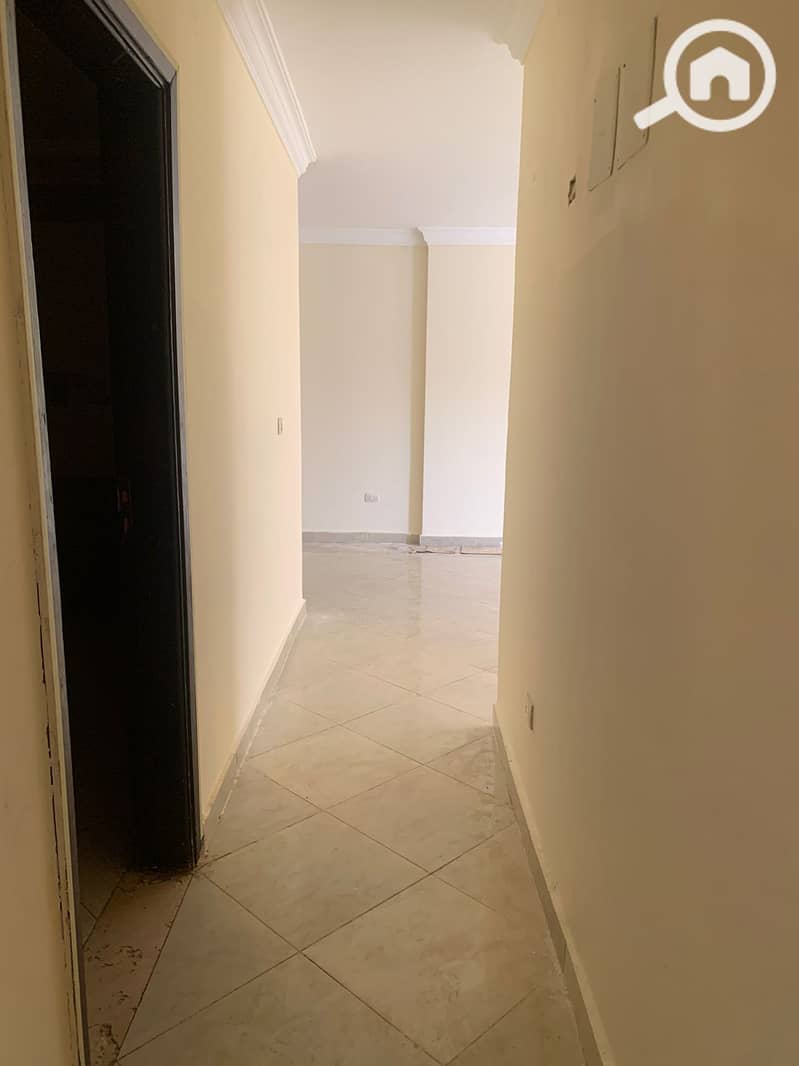 For sale, an apartment in Dar Misr Compound, Al-Qarnfal, New Cairo, close to Al-Rehab, the Eastern Market, the Attorney General's office, and New Cairo Security Directorate. - Vista 4