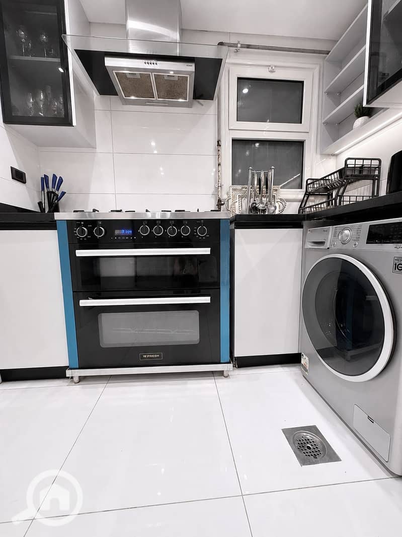 28 Kitchen cabnit . PNG