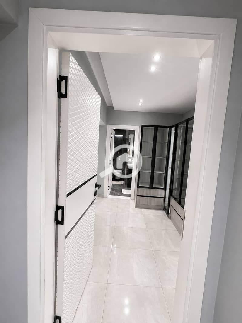 30 Entrance of the master bedroom. PNG
