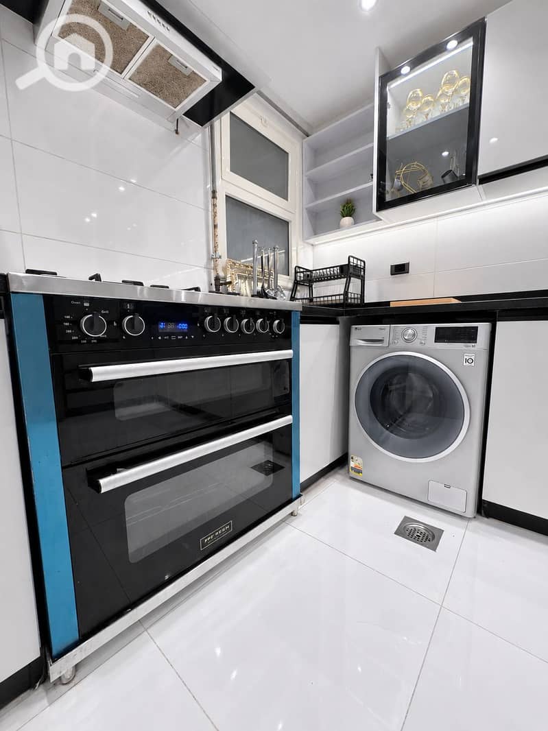 32 Kitchen zoomin. PNG