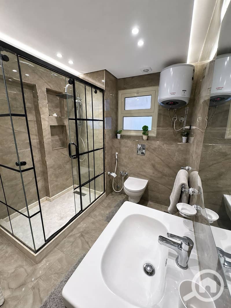 34 Main bathroom full view. PNG