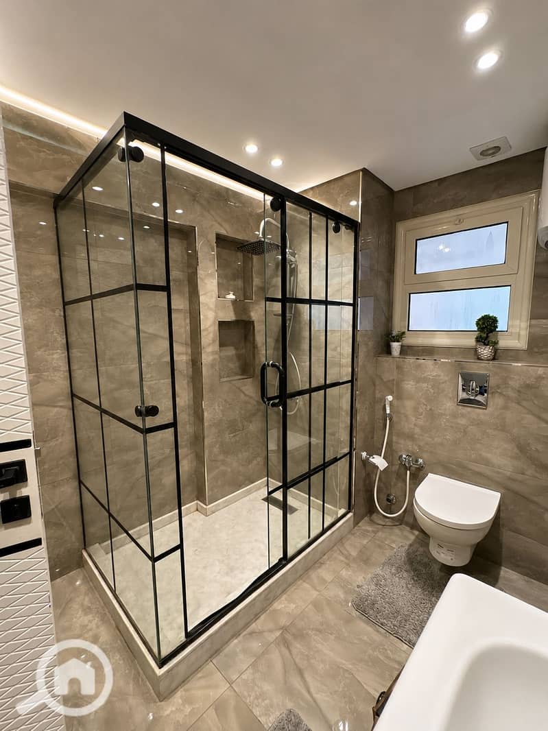 38 Main Bathroom inside . PNG