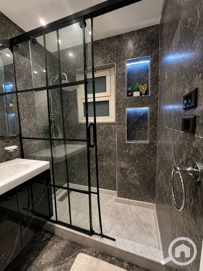 39 Master bathroom in. PNG