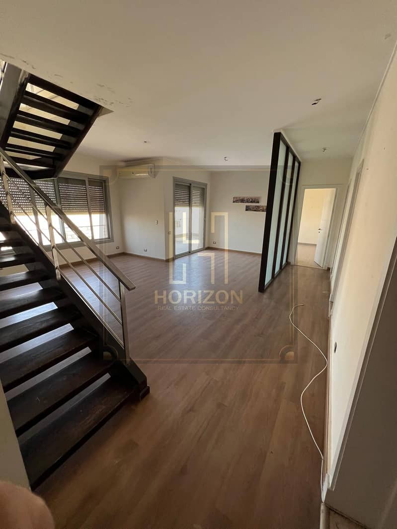 Semi Furnished Penthouse 3rooms sale Village Gate Palm Hills New Cairo - Widok 2