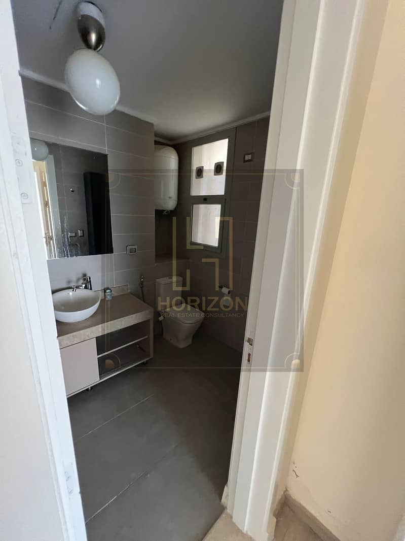 Semi Furnished Penthouse 3rooms sale Village Gate Palm Hills New Cairo - Więcej