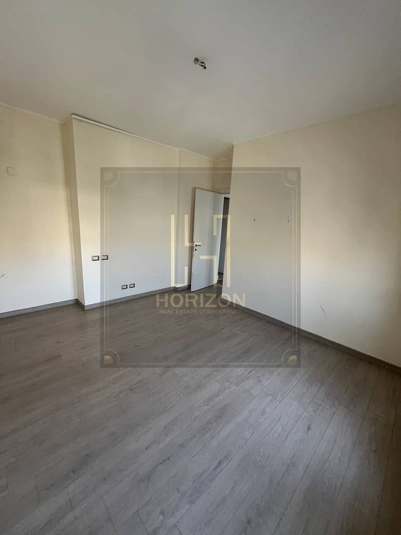 Semi Furnished Penthouse 3rooms sale Village Gate Palm Hills New Cairo - Widok 3