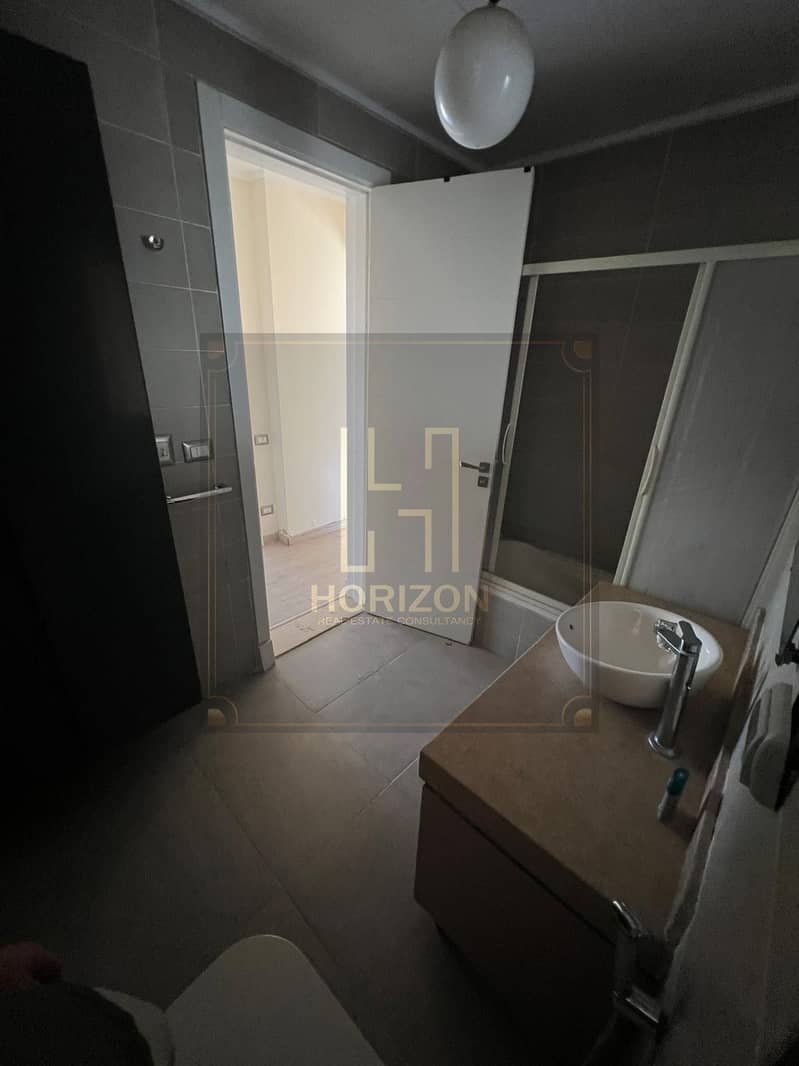 Semi Furnished Penthouse 3rooms sale Village Gate Palm Hills New Cairo - Widok 4