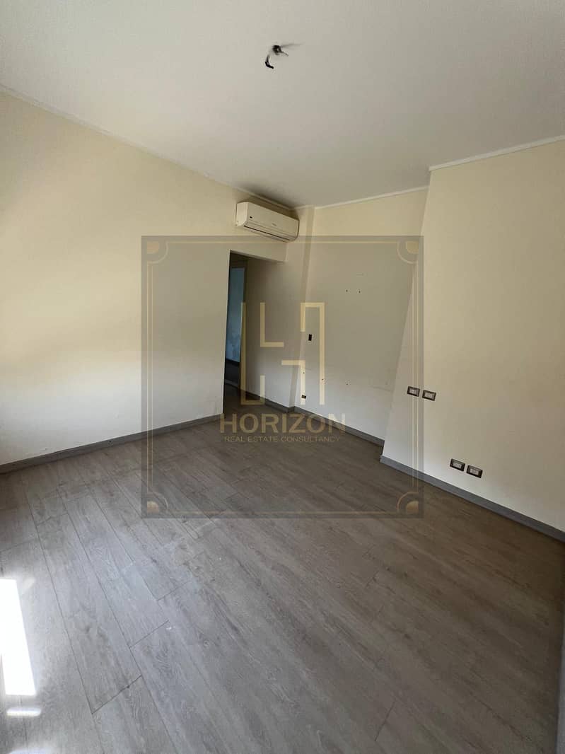 Semi Furnished Penthouse 3rooms sale Village Gate Palm Hills New Cairo - Widok 5