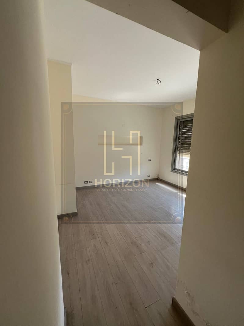 Semi Furnished Penthouse 3rooms sale Village Gate Palm Hills New Cairo - Widok 6