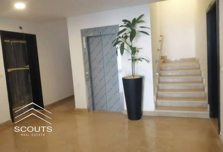 A distinctive 3-bedroom apartment overlooking the landscape in Hyde Park on 90th Street. Interest-free payment plan available for extended periods. Re - Mehr