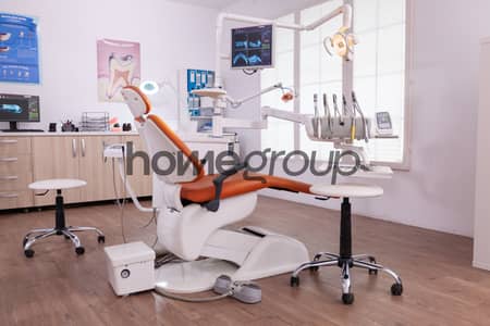 Clinic for Sale in New Cairo, Cairo - empty-modern-teethcare-stomatology-hospital-office-with-nobody-it-equipped-with-dental-intruments-ready-orthodontist-healthcare-treatment-tooth-radiography-images-display. jpg
