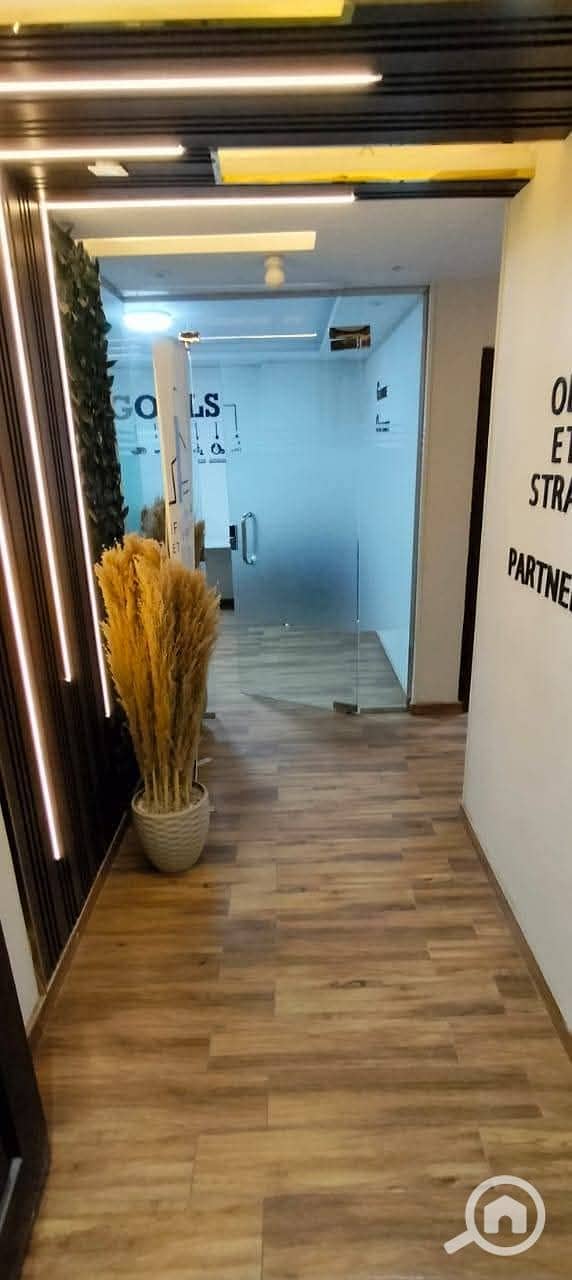 Unique 100m administrative headquarters for rent in a prime location next to Carrefour on the Grand Plaza Al-Hijaz in Zahraa Al-Maadi - Fler