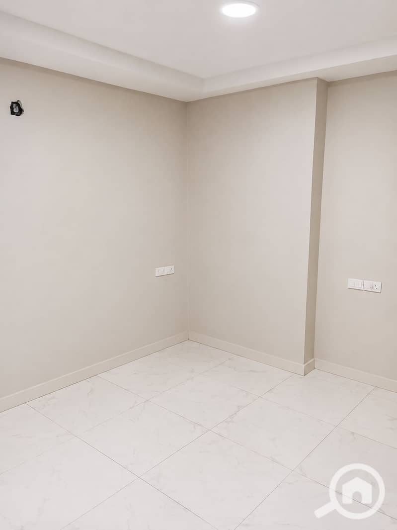 4 1000677931. png