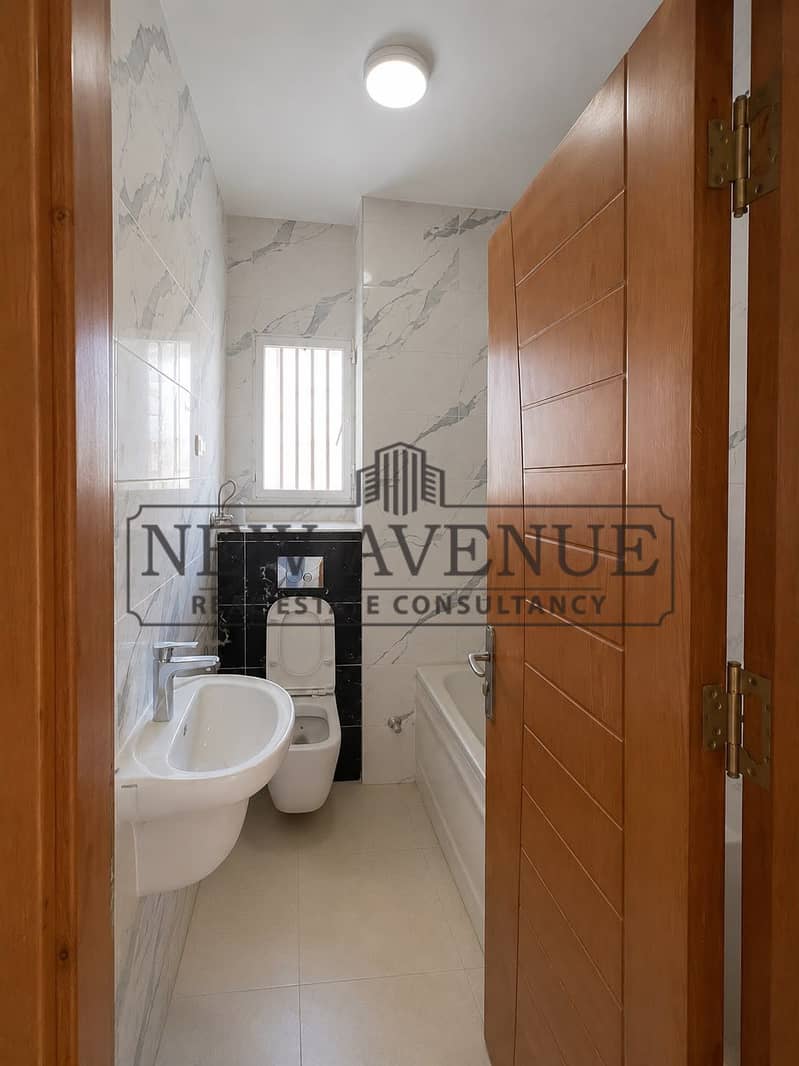 Spacious 3-bedroom I Villa Roof with maid’s room & lobby PRIME LOCATION Over looking standalones and greenery Very good privacy - Meer