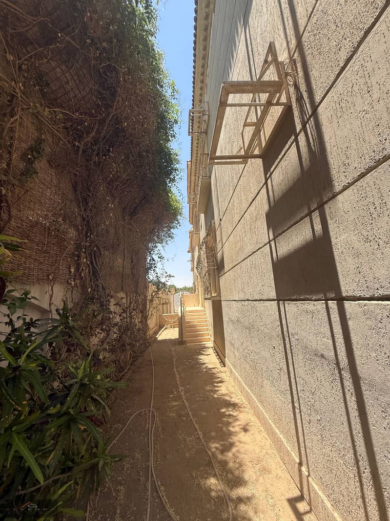 Luxury Ground Floor Apartment 185 SQM with Private Entrance & Exclusive L-Shaped G All Rooms Overlook the Garden | Mini Compound | Immediate Delivry - Vista 3