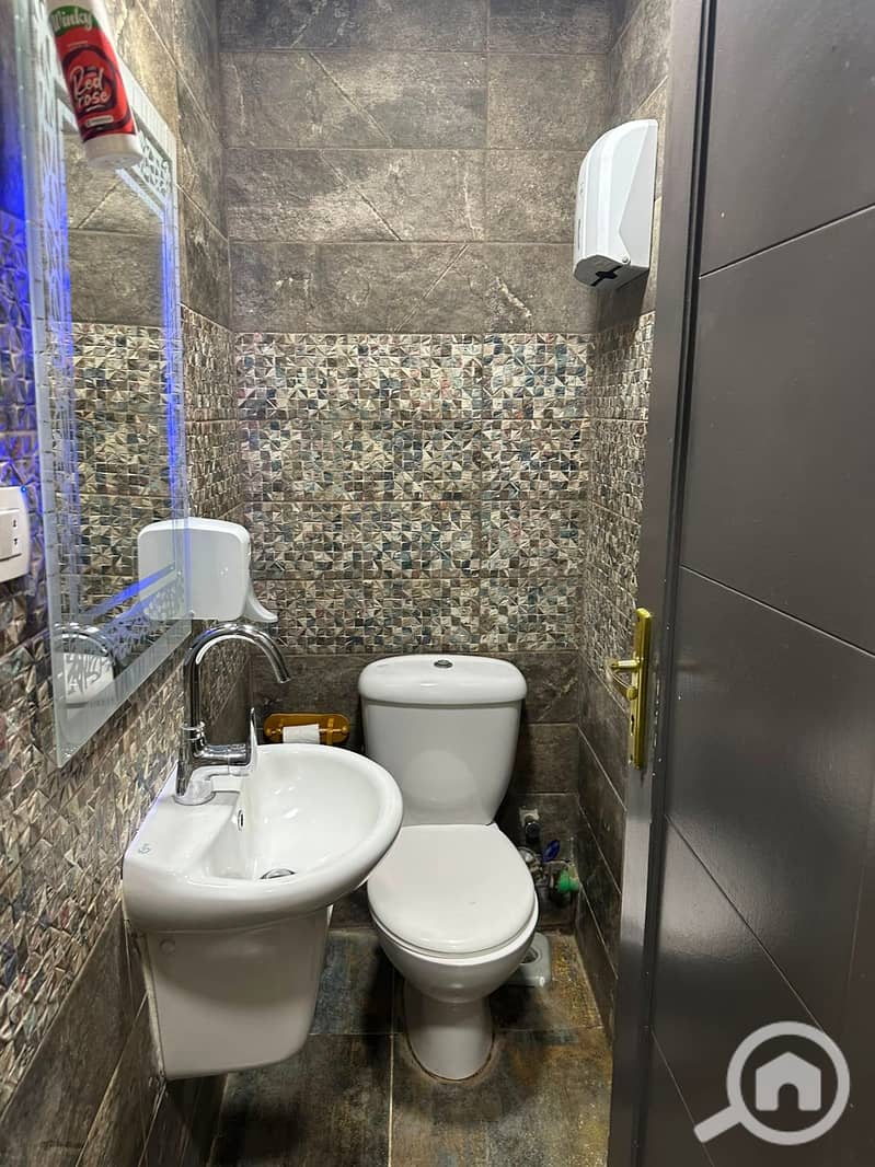“For rent: 80 sqm front-facing office with a premium double view and air conditioning in Courtyard, Sheikh Zayed. ” - Więcej