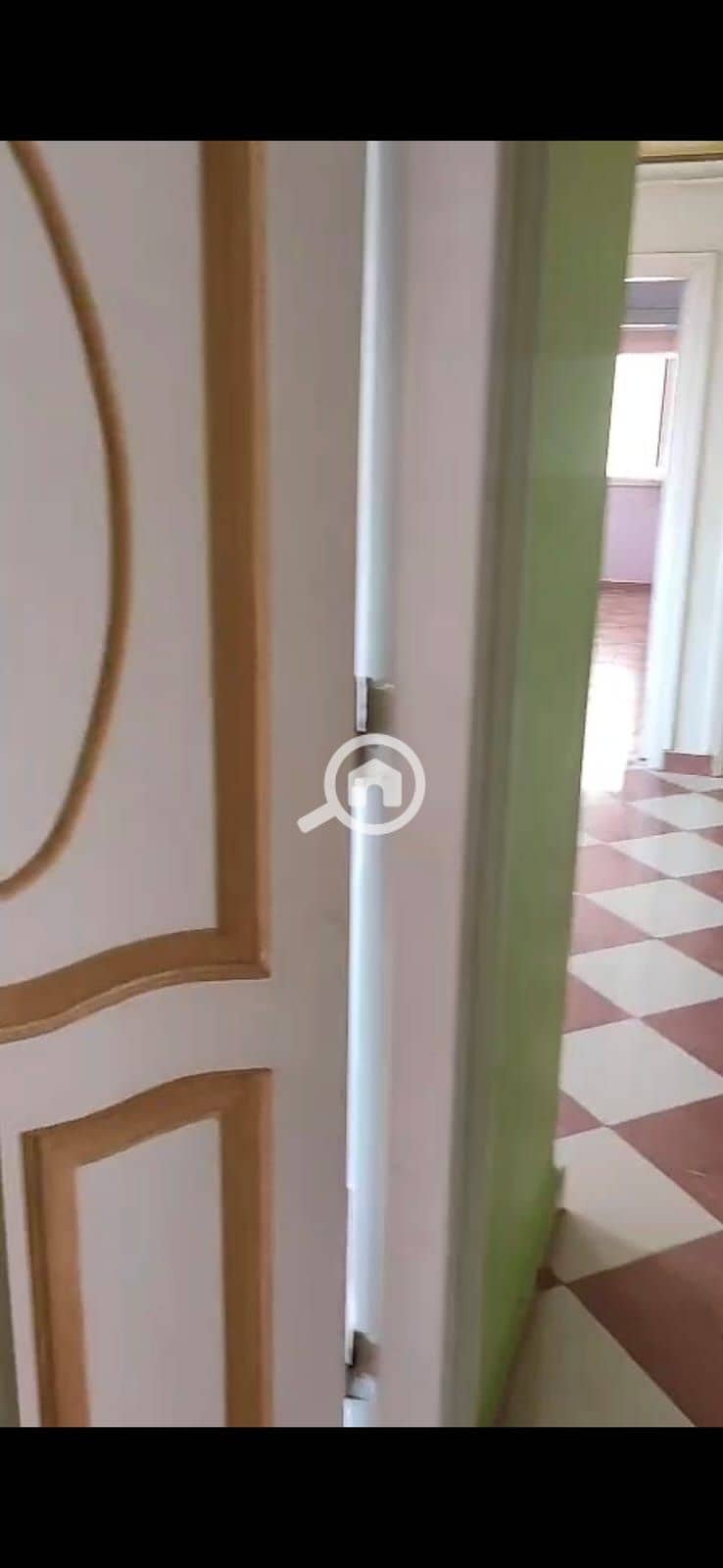 Apartment for rent in Al-Ma'raj Al-'Ula, very close to Carrefour. 22,000, 4 rooms, 2 bathrooms, 200 meters, a large reception area with 3 pieces, second floor, elevator, electricity, gas, and water meters. An excellent location next to all services and close to all main roads. Video WhatsApp 01503622666. - Więcej
