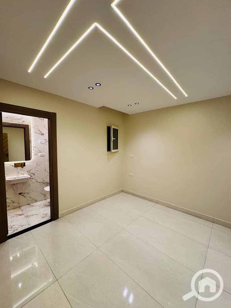 For those who want luxury, safe investment, and upscale housing VIP before the floatation, at the beginning of the year and before the new prices, behind the central axis and behind the Al-Najda Square in the fourth district next to Royal and Egyptian and Nile schools next to Mirvana Center and Al-Din, a 205 square meter apartment consisting of 3 rooms. - Više