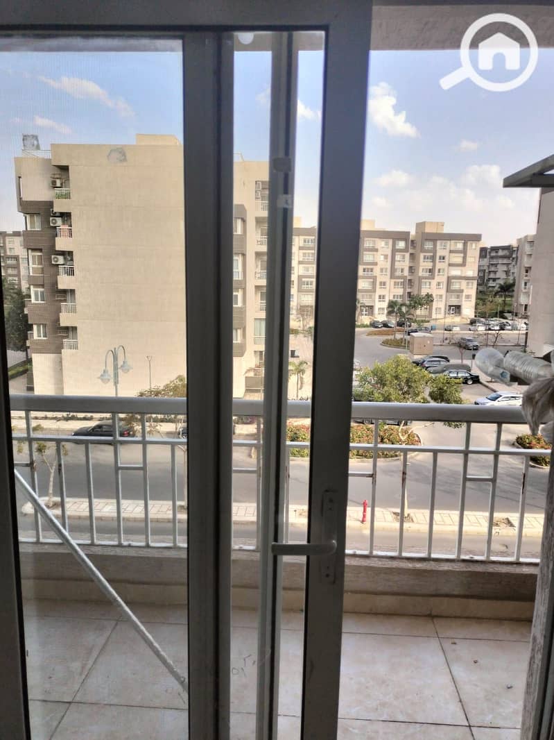 78m² two-bedroom apartment for rent in Madinaty (B12). Located on a typical floor, featuring views of the street and garden, and situated just steps a - Vista 5