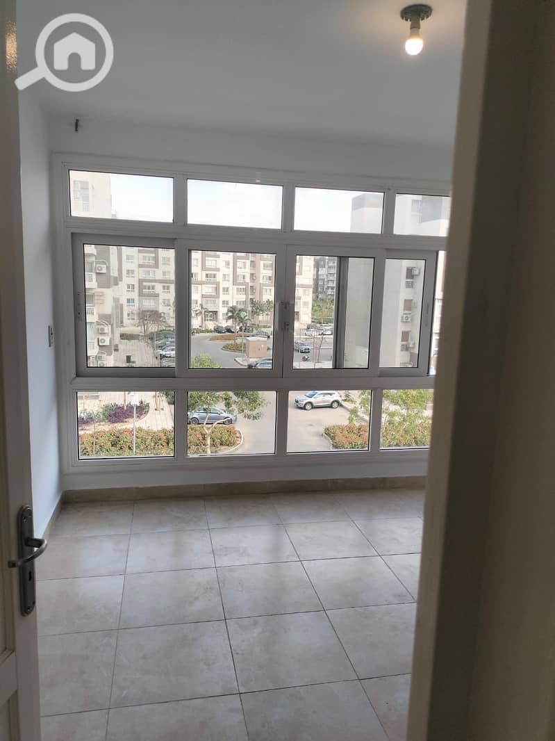 78m² two-bedroom apartment for rent in Madinaty (B12). Located on a typical floor, featuring views of the street and garden, and situated just steps a - Vista 6