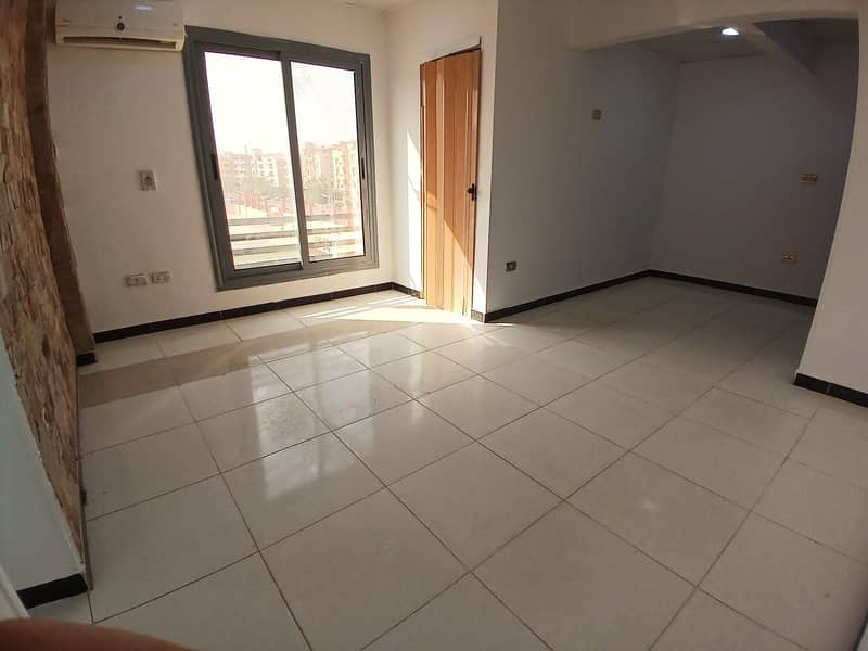 Office or clinic for rent in Lazord Mall, near The Gate Plaza in Sheikh Zayed; fully air-conditioned, prime location, and a wonderful view. - Bild 2