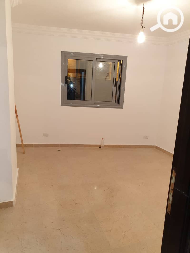 Apartment for rent in Zahraa El Maadi, in the heart of Zahraa El Maadi, next to the Fifty Mall. The area is 160 sqm and consists of 3 rooms, a reception, a kitchen, 2 bathrooms, located on the 8th floor with an elevator. - Widok 4
