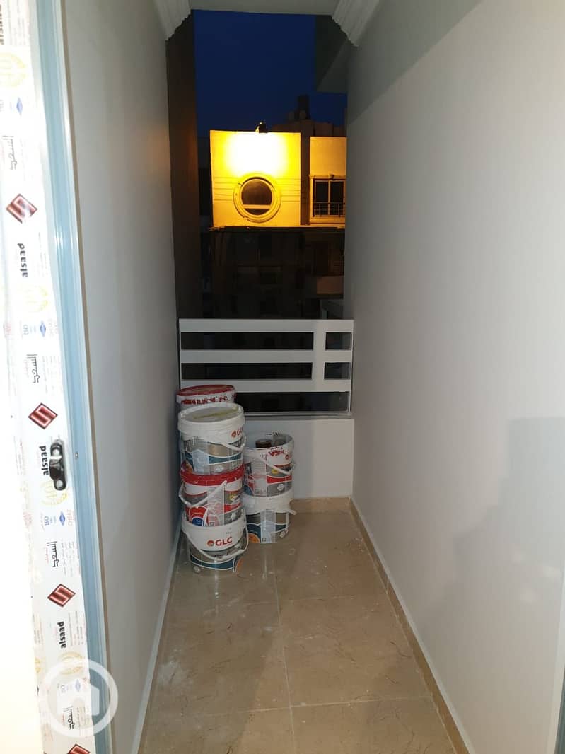 Apartment for rent in Zahraa El Maadi, in the heart of Zahraa El Maadi, next to the Fifty Mall. The area is 160 sqm and consists of 3 rooms, a reception, a kitchen, 2 bathrooms, located on the 8th floor with an elevator. - Widok 6