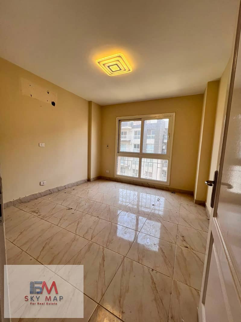 Pay 4,600,000 and take possession of a 116-square-meter apartment in Madinaty’s newest phase, B12. It is a prime fourth-floor unit featuring a garden - Mehr