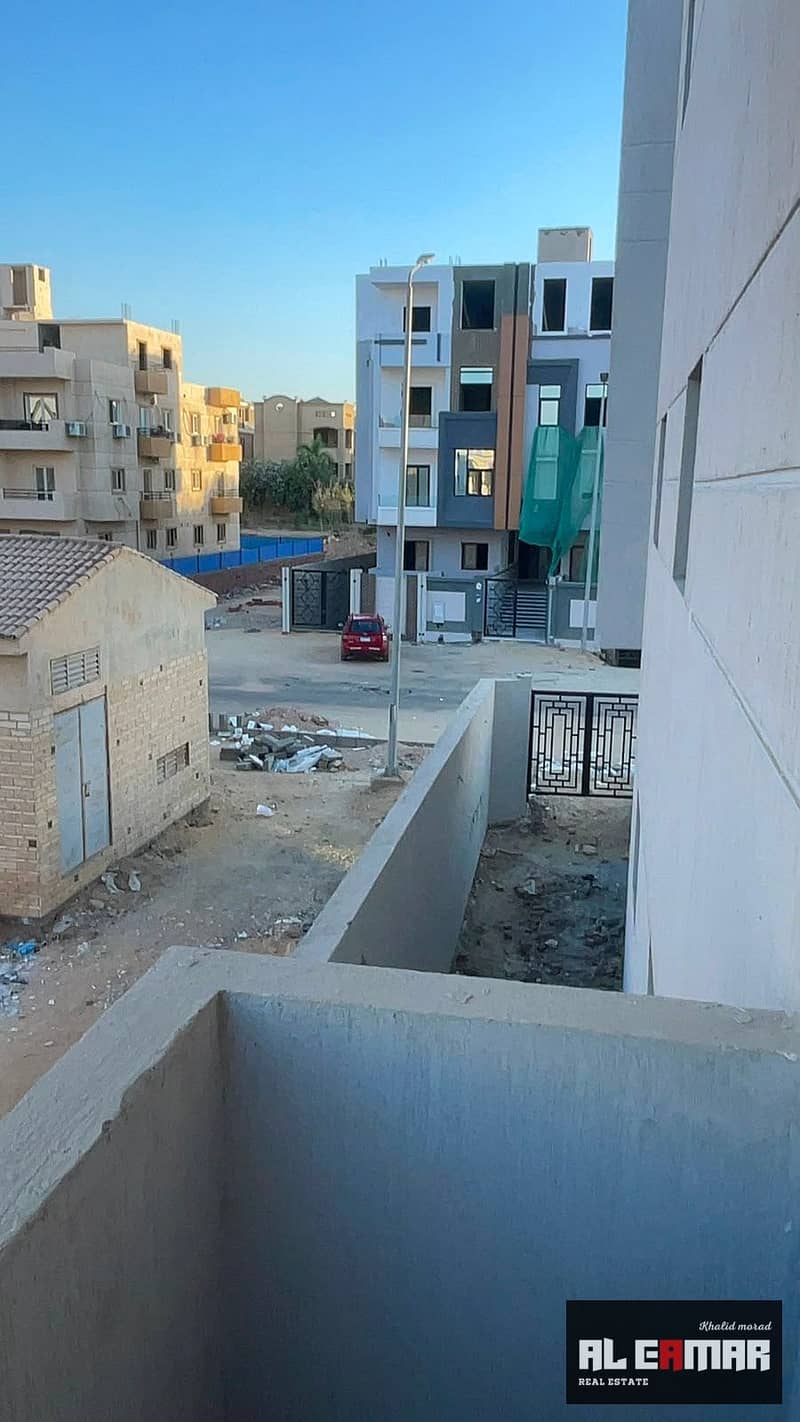 Semi-finished apartment for sale in the First Tourist District, next to Al-Nadi Club, 6th of October City. - Altro