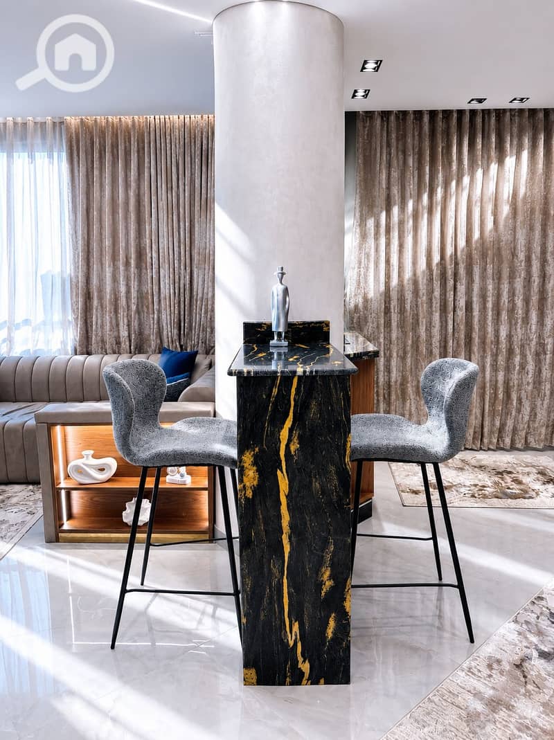 4 El mohandseen table for two with statue. PNG