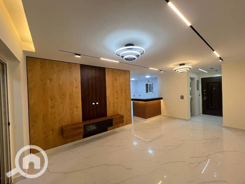For sale a stunning apartment in Madinaty, ground floor with a garden, super luxury finishing. - Vista 3