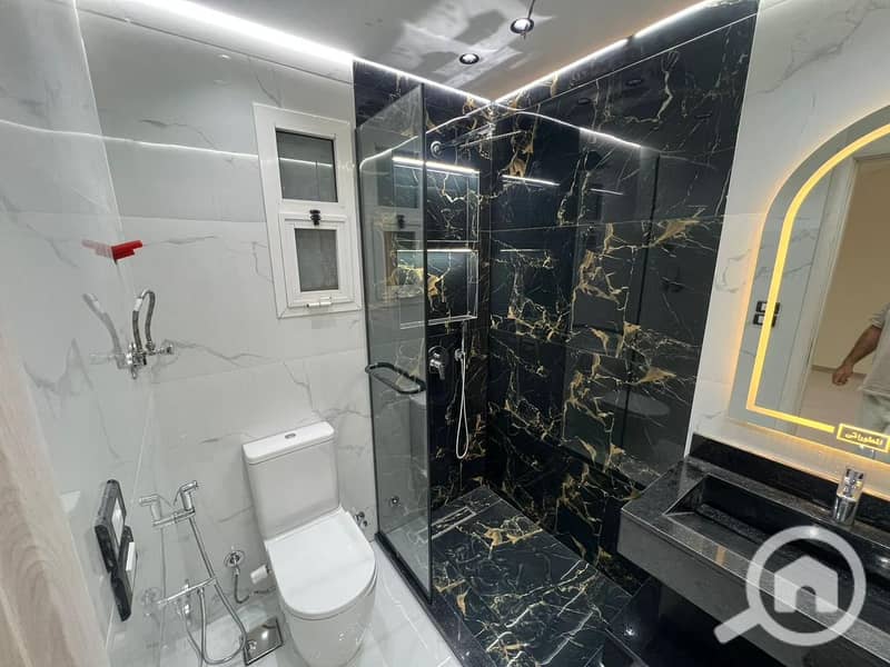 For sale a stunning apartment in Madinaty, ground floor with a garden, super luxury finishing. - Vista 4